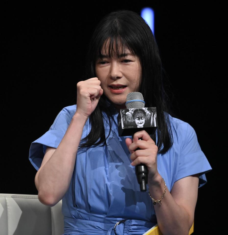 記者会見でトークする真木よう子（撮影・開出牧）