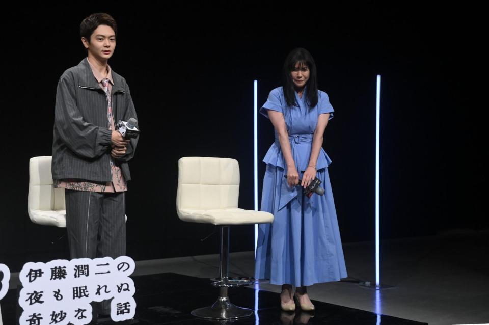 交通渋滞に巻き込まれ記者会見に遅れて登場した真木よう子（右）。左は齋籐潤（撮影・開出牧）