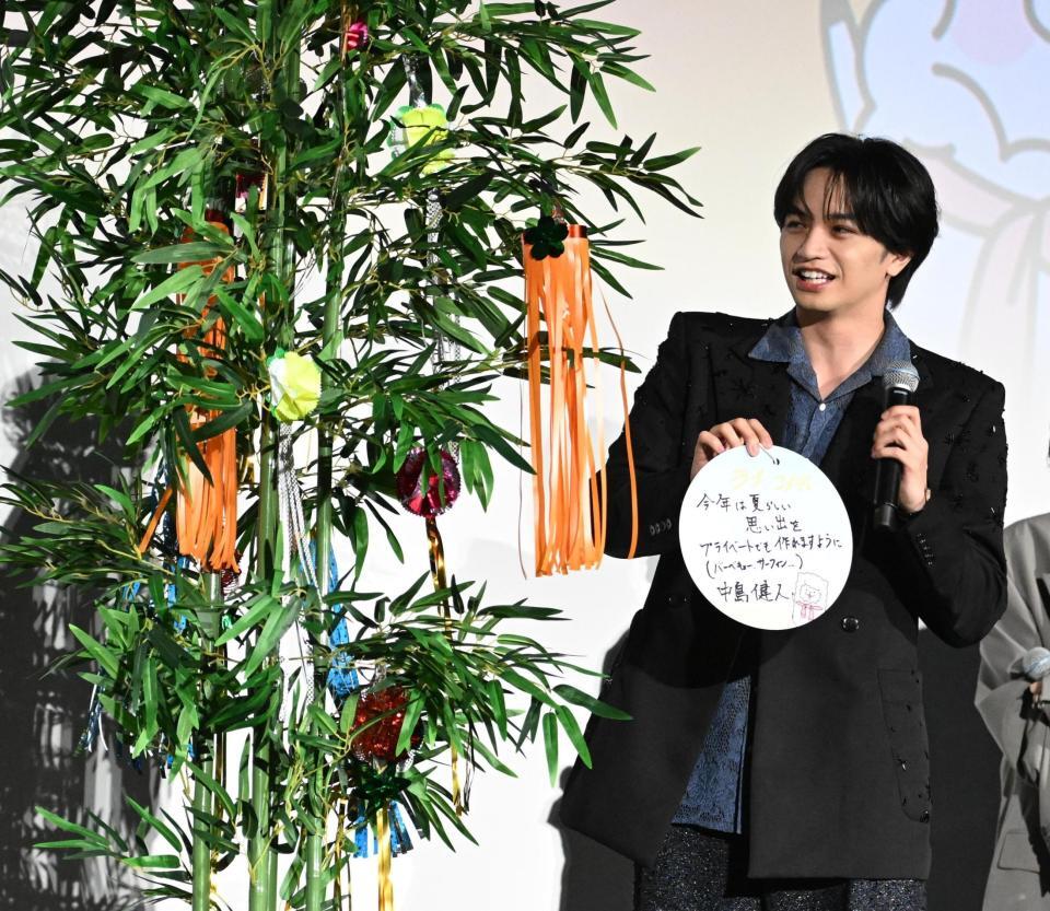 笹に願いを込めた短冊を付ける中島健人（撮影・堀内翔）