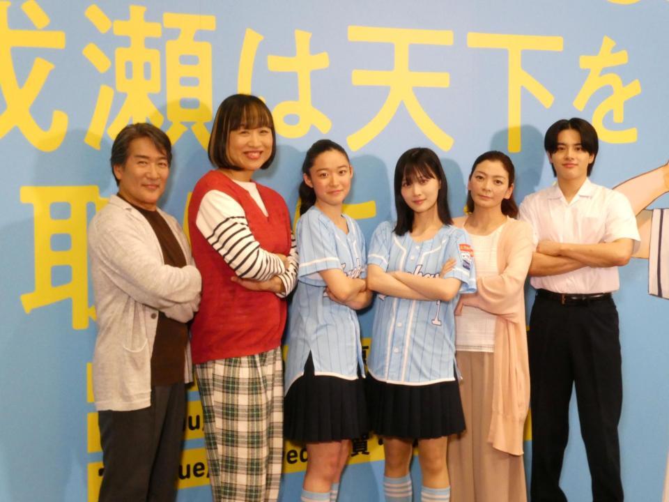 ポーズを決めて撮影に応じる（左から）天宮良、山﨑静代、藤野涼子、山下美月、田畑智子、ＩＳＳＥＩ＝東京・サンシャイン劇場