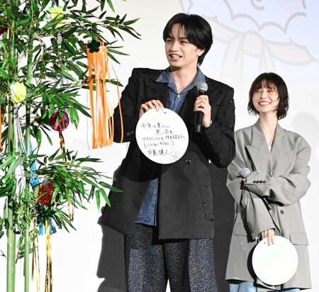 短冊を笹につるす中島健人。右は長濱ねる（撮影・堀内翔）