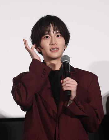 舞台あいさつに登場した板垣李光人（撮影・佐々木彰尚）