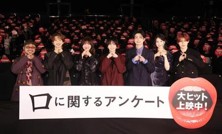 ポーズを決める（左から）清水崇監督、森愁斗、吉川愛、板垣李光人、綱啓永、ＭＯＭＯＮＡ、西山智樹（撮影・佐々木彰尚）