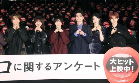 ポーズを決める（左から）森愁斗、吉川愛、板垣李光人、綱啓永、ＭＯＭＯＮＡ、西山智樹（撮影・佐々木彰尚）