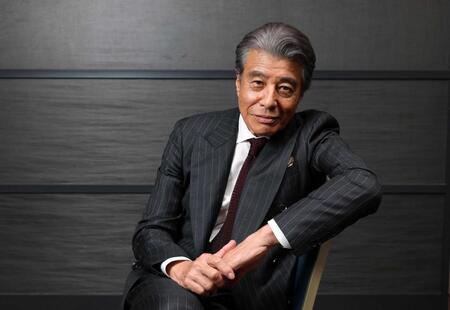 ポーズをとる舘ひろし（撮影・石井剣太郎）