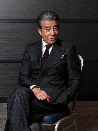 ポーズをとる舘ひろし（撮影・石井剣太郎）