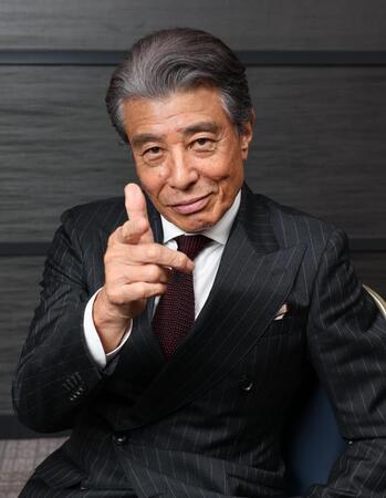 ポーズをとる舘ひろし（撮影・石井剣太郎）