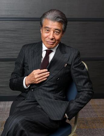 ポーズをとる舘ひろし（撮影・石井剣太郎）