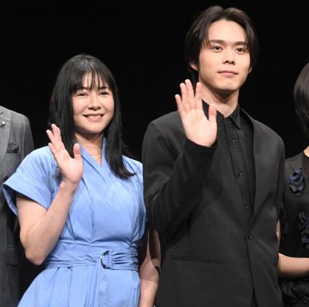 手を振る真木よう子（左）と細田佳央太＝３日