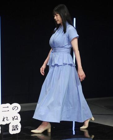 スカイブルーの衣装で登場した真木よう子＝３日