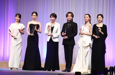（左から）浜辺美波、前田敦子、高市早苗首相、堂本光一、松本まりか、高岡早紀＝東京ビッグサイト（撮影・園田高夫）