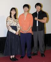 笑顔を見せる（左から）西野七瀬、奥平大兼、青木マッチョ（撮影・吉澤敬太）