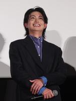 舞台あいさつに登場した綱啓永（撮影・佐々木彰尚）