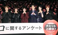 ポーズを決める（左から）森愁斗、吉川愛、板垣李光人、綱啓永、ＭＯＭＯＮＡ、西山智樹（撮影・佐々木彰尚）