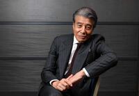 ポーズをとる舘ひろし（撮影・石井剣太郎）