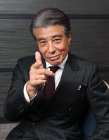 ポーズをとる舘ひろし（撮影・石井剣太郎）