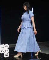 スカイブルーの衣装で登場した真木よう子＝３日