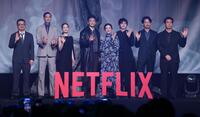 笑顔で手を振るヨン・サンホ氏、ＵＴＡ、広瀬すず、小栗旬、蒼井優、林遣都、竹野内豊、片山慎三監督＝６月２９日