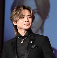 ジュエリーをつけポーズをとる堂本光一＝東京ビッグサイト（撮影・園田高夫）