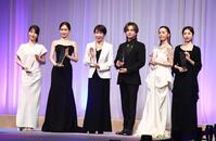 （左から）浜辺美波、前田敦子、高市早苗首相、堂本光一、松本まりか、高岡早紀＝東京ビッグサイト（撮影・園田高夫）