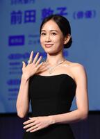 ジュエリーを見せる前田敦子＝東京ビッグサイト（撮影・園田高夫）