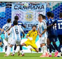 後半終了間際、アルゼンチンのメッシのＦＫをセーブするカボベルデのＧＫボジニャ（奥）＝マイアミ（共同）