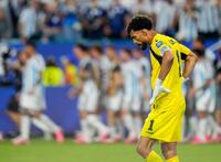 延長後半、決勝ゴールを許し肩を落とすカボベルデのＧＫボジニャ＝マイアミ（共同）