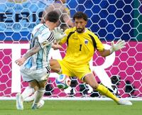 後半、アルゼンチンのメッシ（手前）のシュートを阻むカボベルデのＧＫボジニャ＝マイアミ（共同）