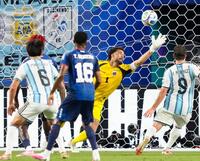 延長後半、オウンゴールで決勝点を許すカボベルデのＧＫボジニャ（右から２人目）＝マイアミ（共同）