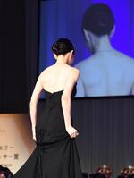 大胆に肌を露出したドレスの前田敦子＝東京ビッグサイト（撮影・園田高夫）