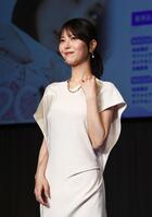 ジュエリーを身につけランウェイを歩く浜辺美波＝東京ビッグサイト（撮影・園田高夫）