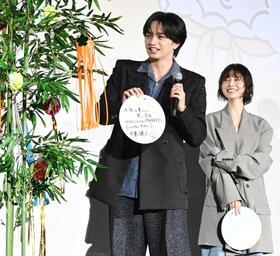 短冊を笹につるす中島健人。右は長濱ねる（撮影・堀内翔）