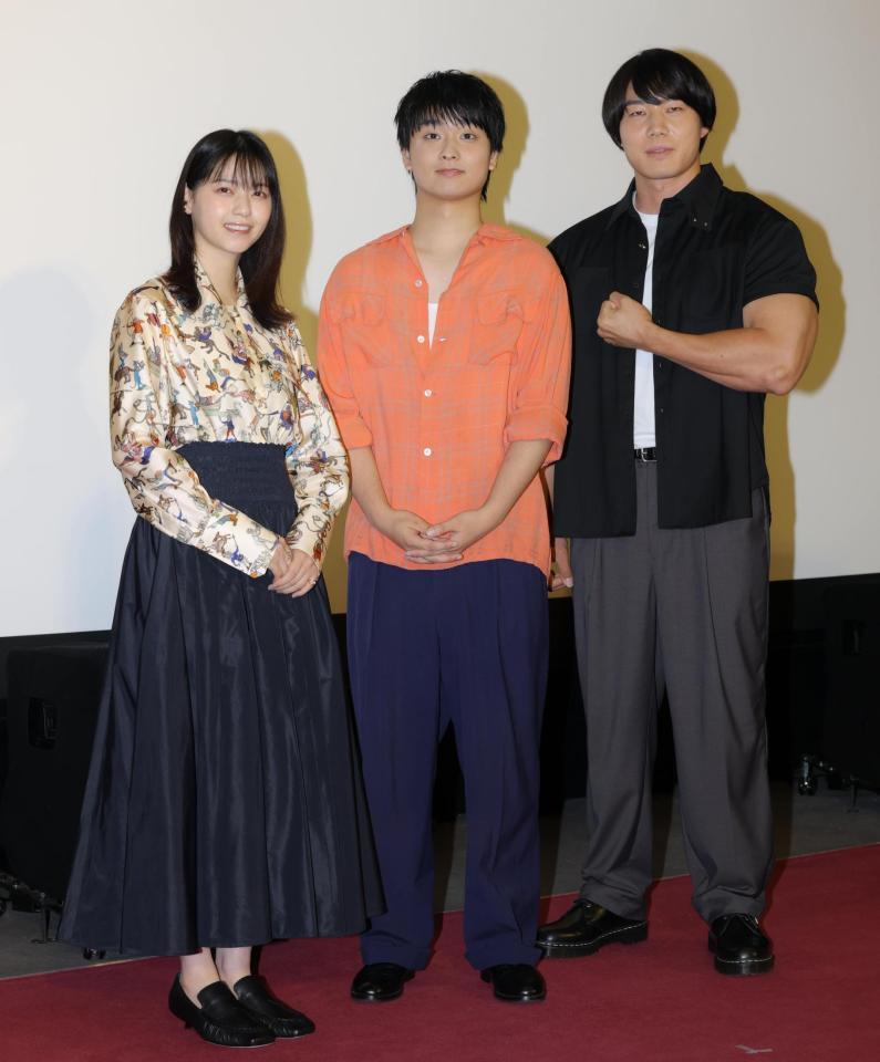 笑顔を見せる（左から）西野七瀬、奥平大兼、青木マッチョ（撮影・吉澤敬太）