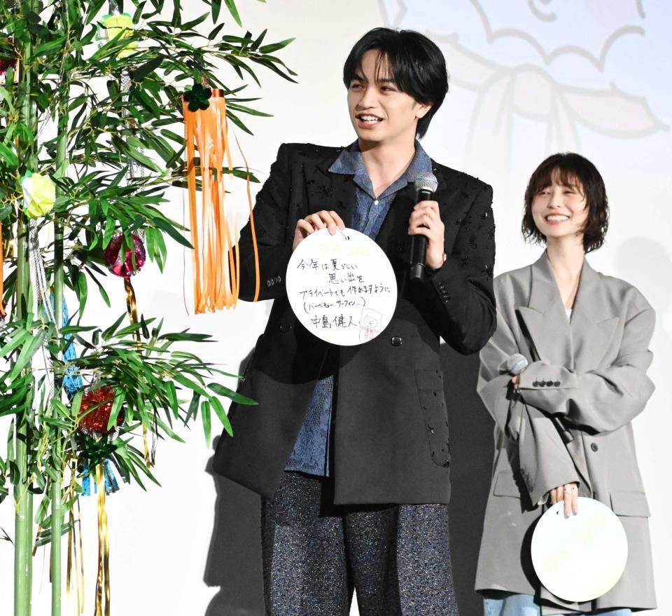 短冊を笹につるす中島健人。右は長濱ねる（撮影・堀内翔）