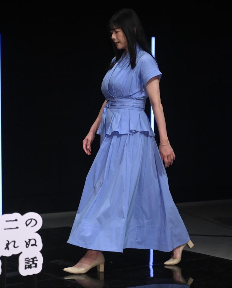 スカイブルーの衣装で登場した真木よう子（撮影・開出牧）