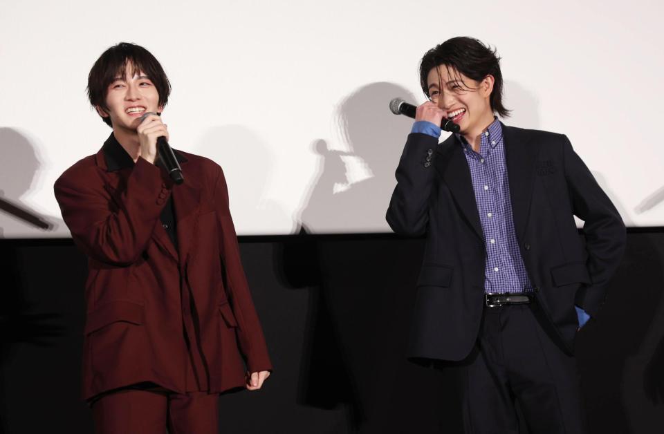舞台あいさつに登場した板垣李光人（左）と綱啓永（撮影・佐々木彰尚）