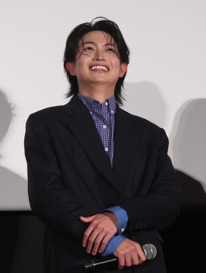 舞台あいさつに登場した綱啓永（撮影・佐々木彰尚）