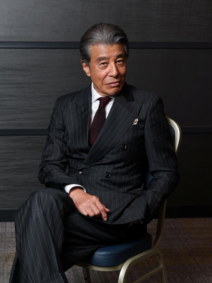 ポーズをとる舘ひろし（撮影・石井剣太郎）