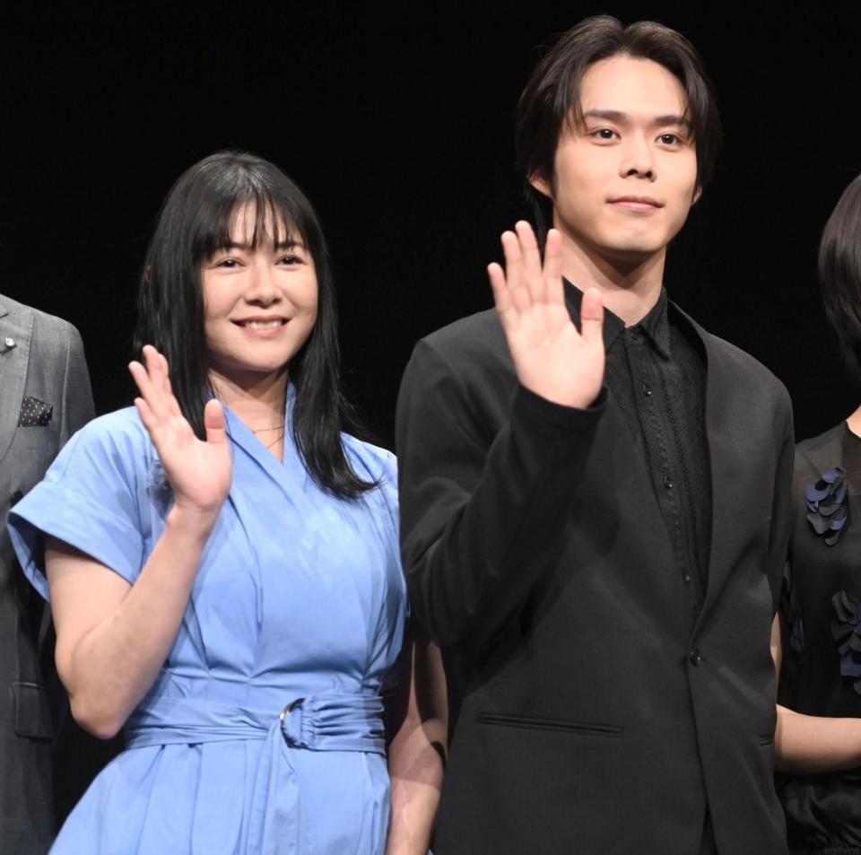 手を振る真木よう子（左）と細田佳央太＝３日