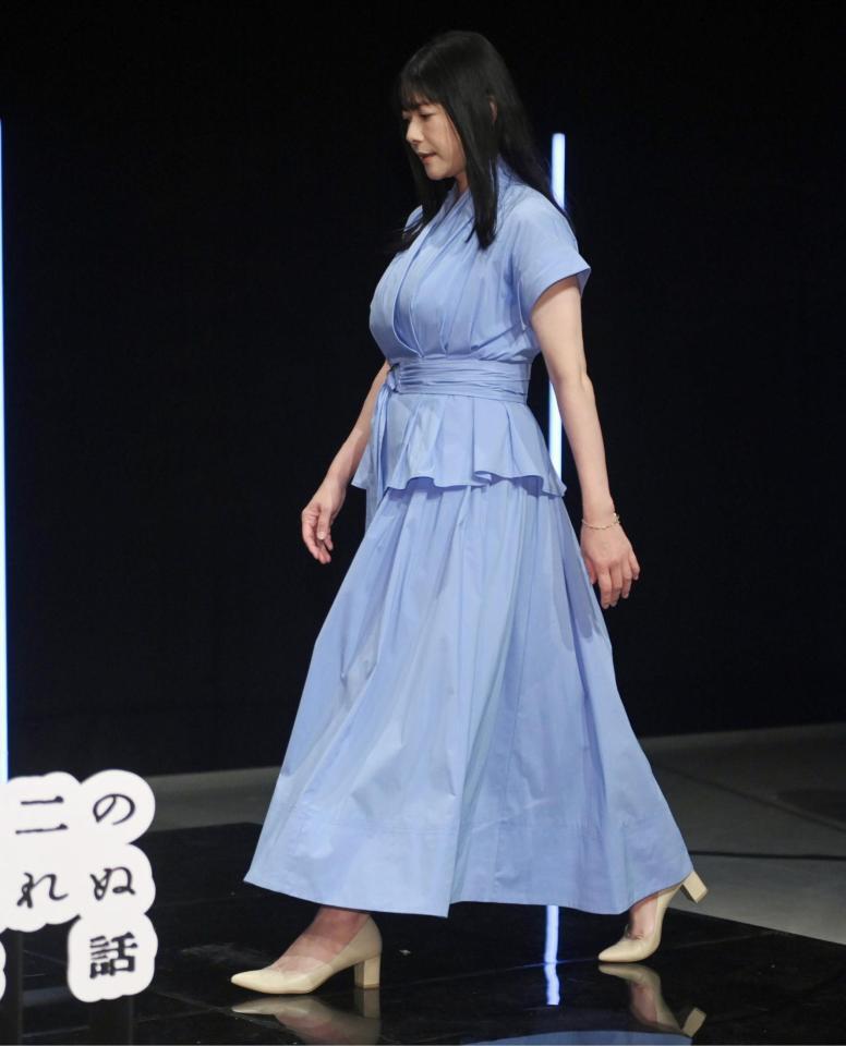 スカイブルーの衣装で登場した真木よう子＝３日
