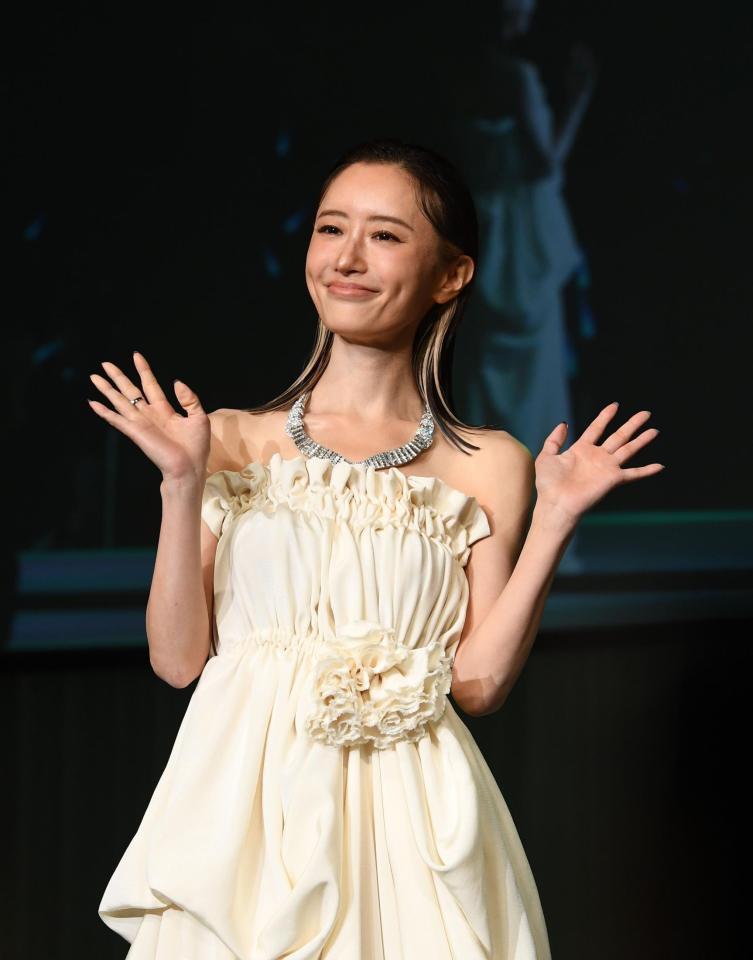 ランウェイで手を振る松本まりか＝東京ビッグサイト（撮影・園田高夫）