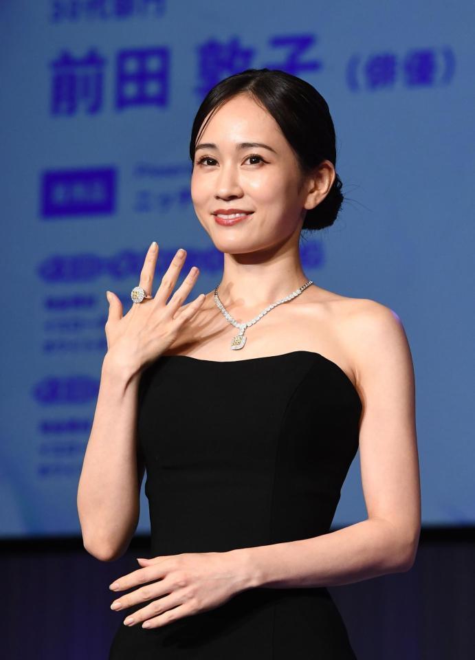 ジュエリーを見せる前田敦子＝東京ビッグサイト（撮影・園田高夫）