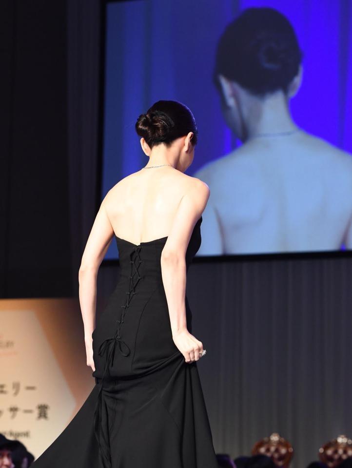 大胆に肌を露出したドレスの前田敦子＝東京ビッグサイト（撮影・園田高夫）