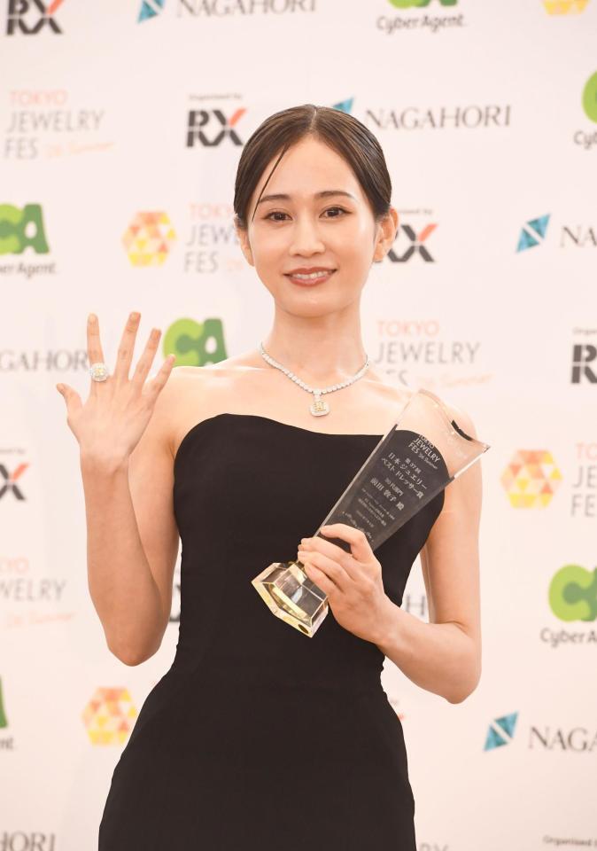 ポーズをとる前田敦子＝東京ビッグサイト（撮影・園田高夫）