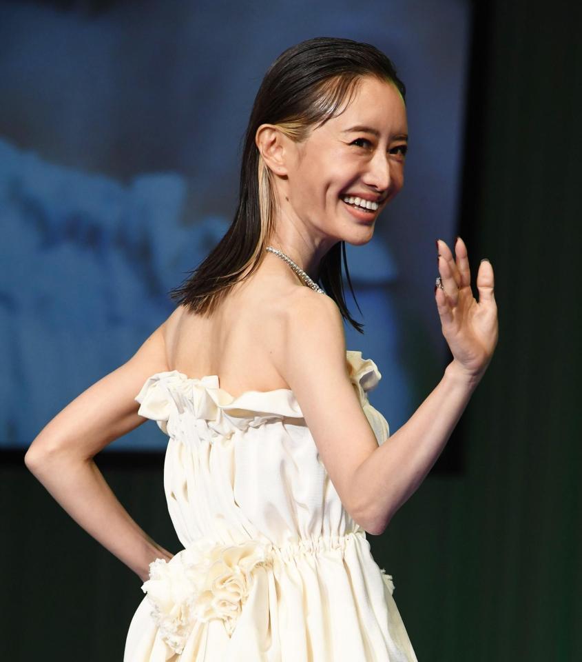 大胆に肩を見せたドレスでランウェイを歩く松本まりか＝東京ビッグサイト（撮影・園田高夫）