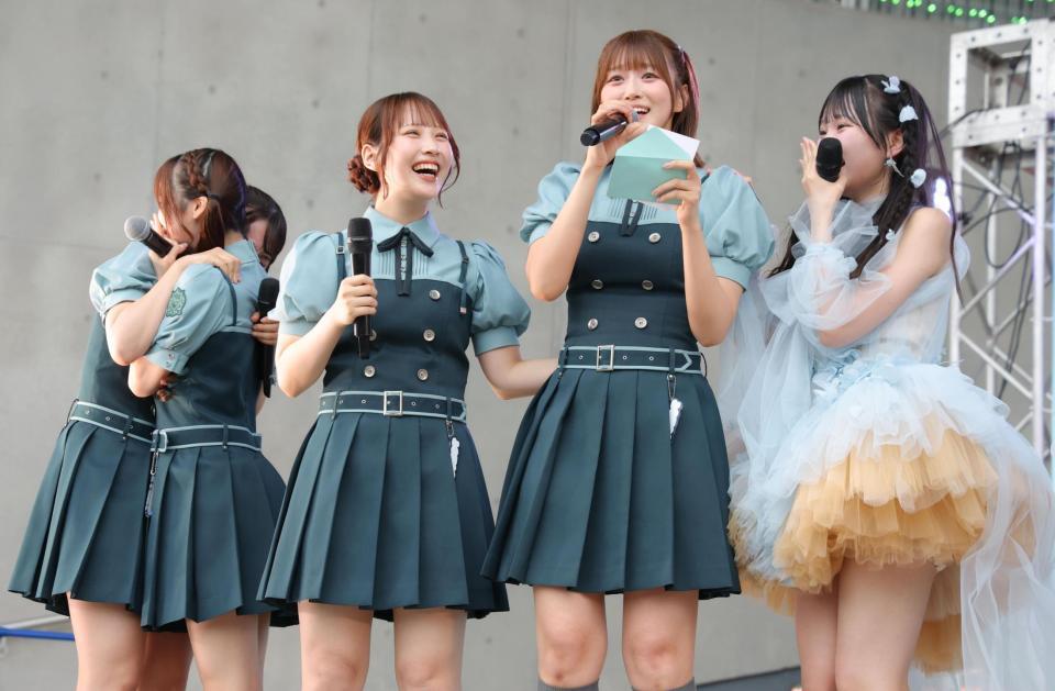 フリーライブで目標観客動員を達成し、喜び合う（左３人目から）市原紬希、新野楓果らＲａｉｎ　Ｔｒｅｅ＝ダイバーシティ東京（撮影・吉澤敬太）