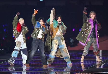 歌唱するＡぇ！ｇｒｏｕｐの（左から）末澤誠也、正門良規、佐野晶哉、小島健＝横浜アリーナ（撮影・石井剣太郎）
