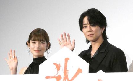 　公開記念舞台あいさつに出席した（左から）加藤千尋、北山宏光