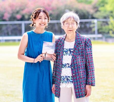 小説「１９４６年の女子塁球部」を手にするうえむらと祖母・カズヱさん