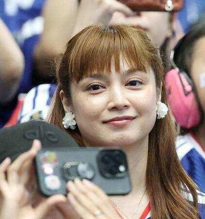 スタンドから試合を見守る妻の平愛梨＝６月２５日、ダラス
